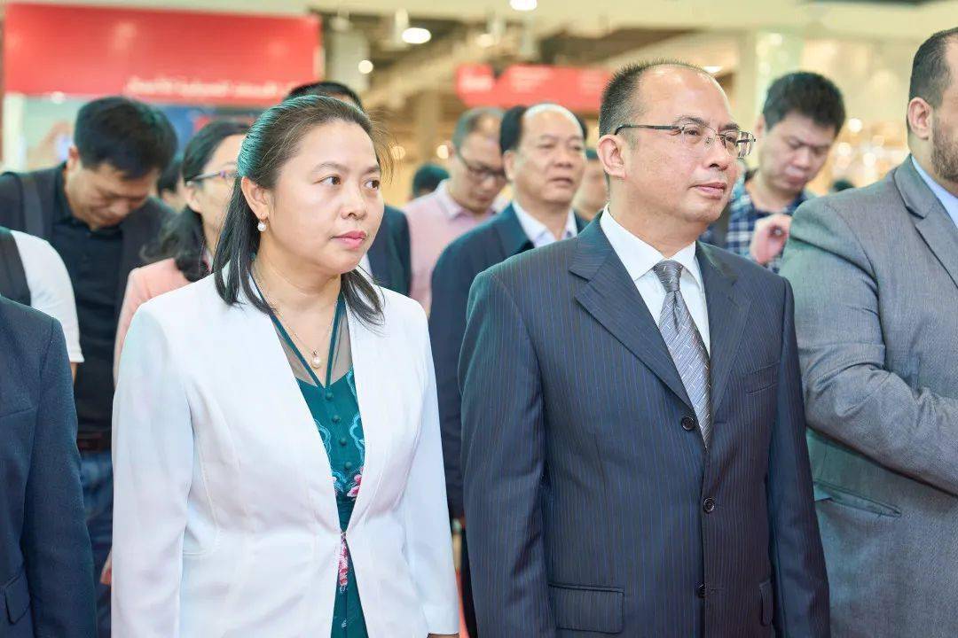 玉林市副市长石红艳广西自治区商务厅副厅长粟坚莅临现场的来宾有广西