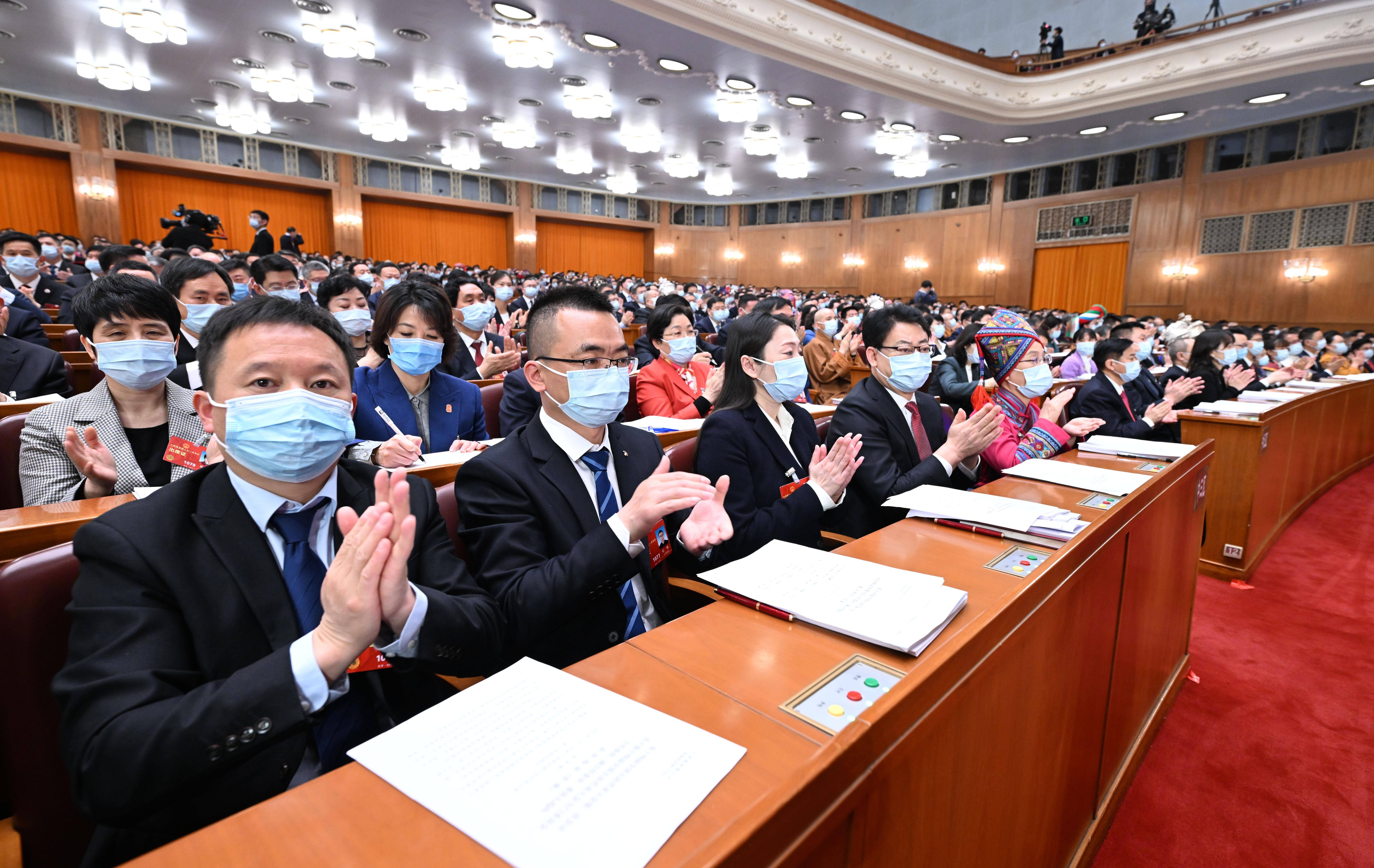 (两会·人大开幕)十四届全国人大一次会议在京开幕