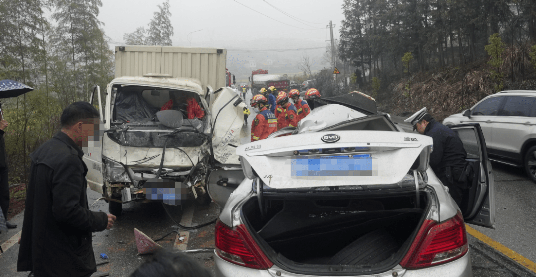 交通事故皆起于人为失误生命脆弱得不堪一击车祸事故面前车祸猛于虎