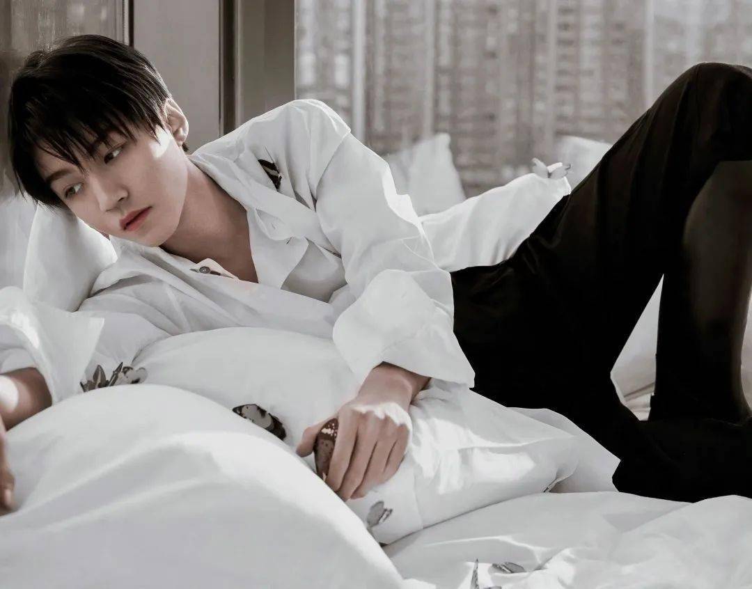 王俊凯躺姿拍摄大合集,他是懂诱惑的!