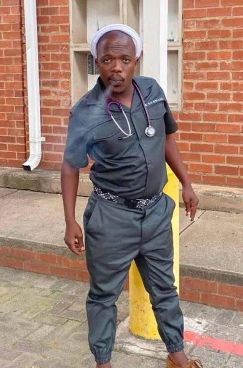 很多人都质疑他的这幅打扮更像是流氓,而不像是医生;但是南非医疗专业