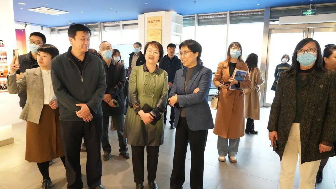 今天下午,丰台区委统战部分管日常工作的副部长薛红,副部长郭斯萌带队