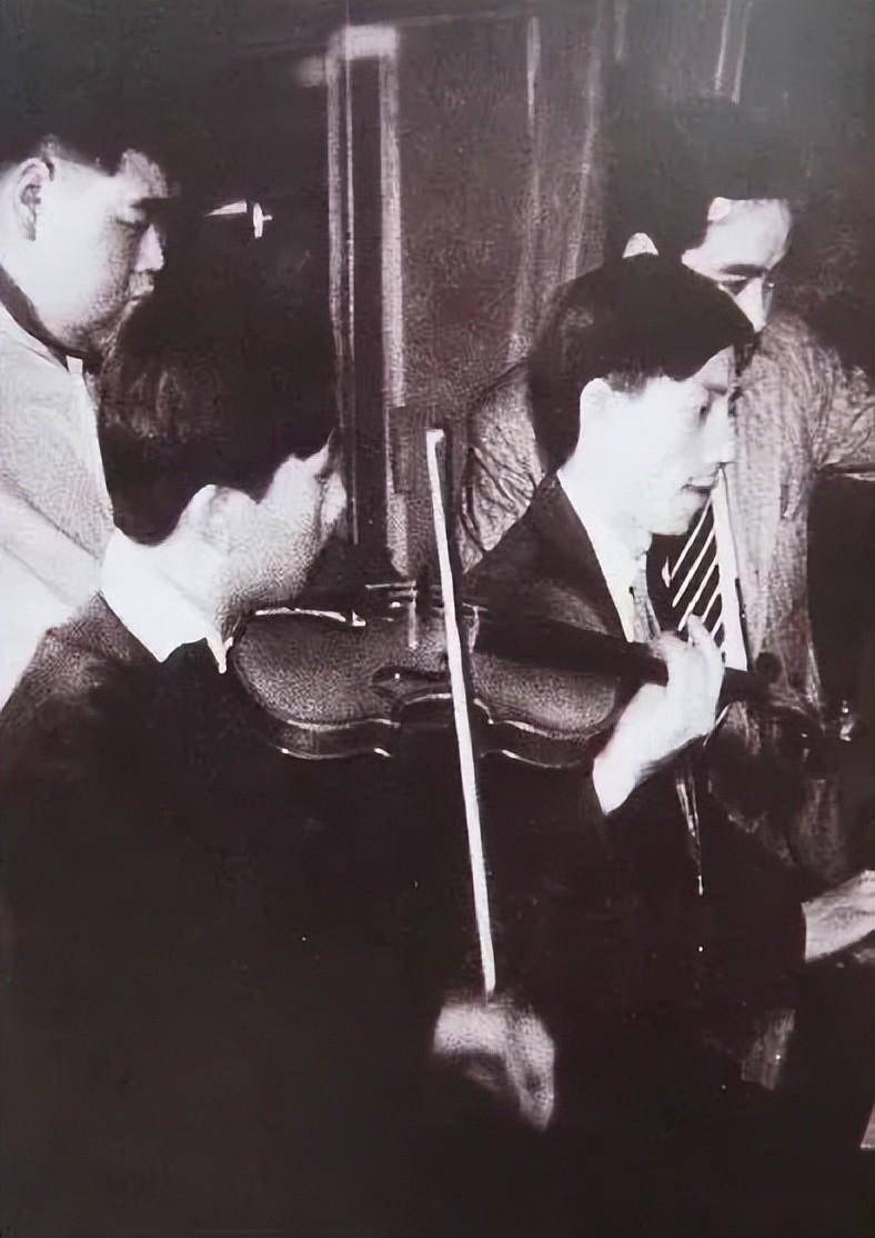 1934年4月,聂耳进入英国人开办的"百代公司"工作,与任光,安娥等人灌制