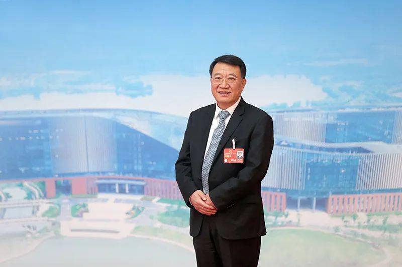 对此,全国人大代表,安徽省合肥市市长罗云峰认为,加强基础研究,是实现