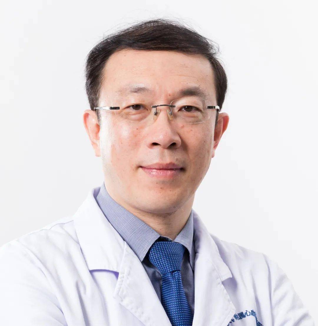 手术由心内科王焱教授,陈翔博士,超声科苏茂龙主任,以及麻醉科团队