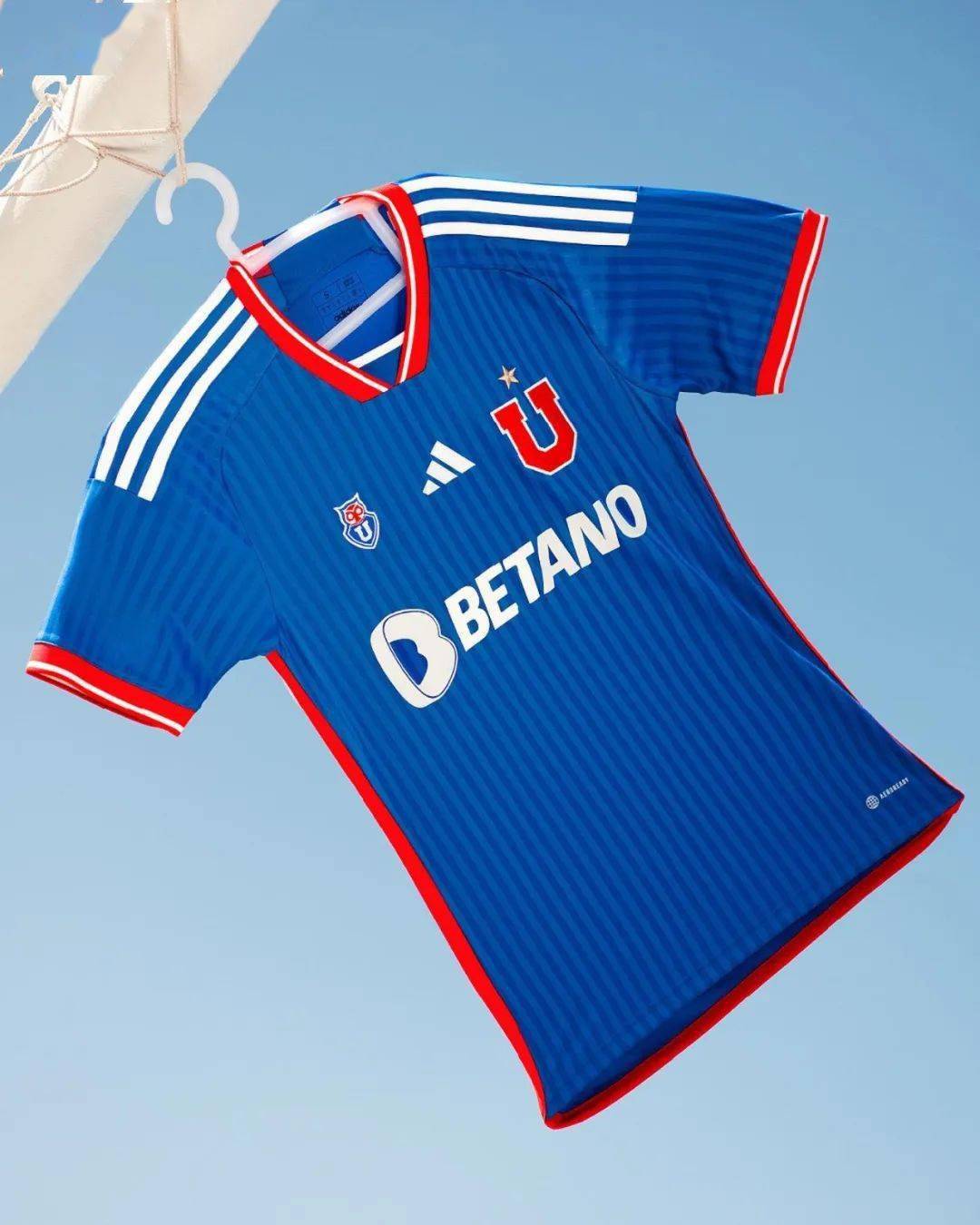 阿迪达斯发布智利大学2023赛季主场球衣_穿着_衣领_球迷