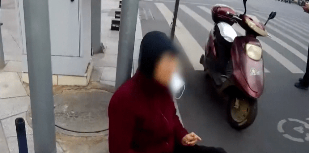 南宁一女子瘫坐路边“生命垂危”,交警紧急截停车流,一路开道护送……_突发_救治_救助