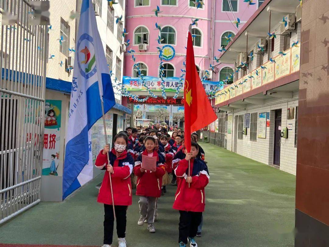 小手拉大手 创卫在行动|镇安县城关小学开展周五环境清扫日活动_工作