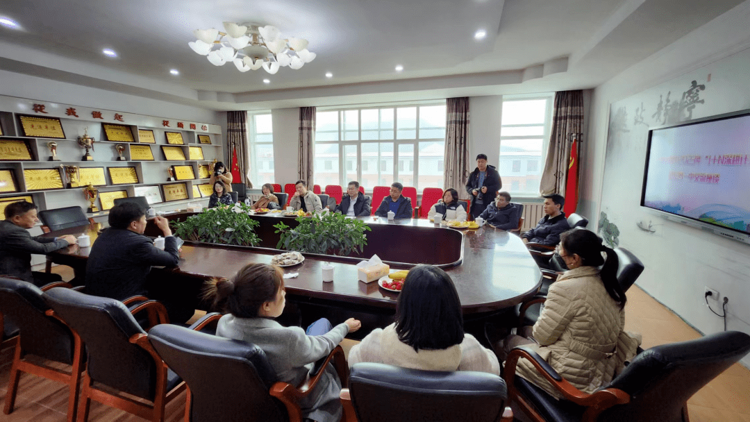 很多老师还没有来得及吃早餐,附中高三教师团队就已经踏上了安图一中