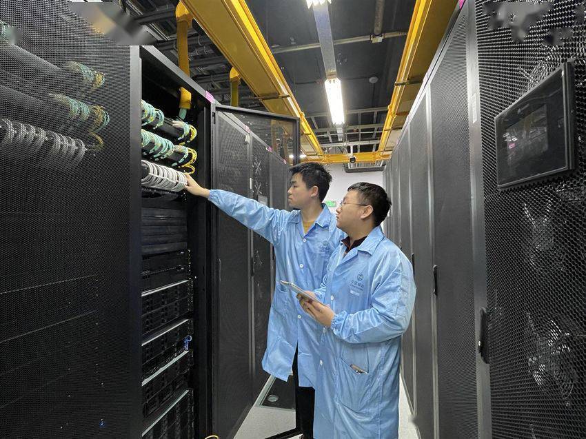 中国移动四川南区枢纽中心工作人员调试设备,为"东数西算"积攒"能量".