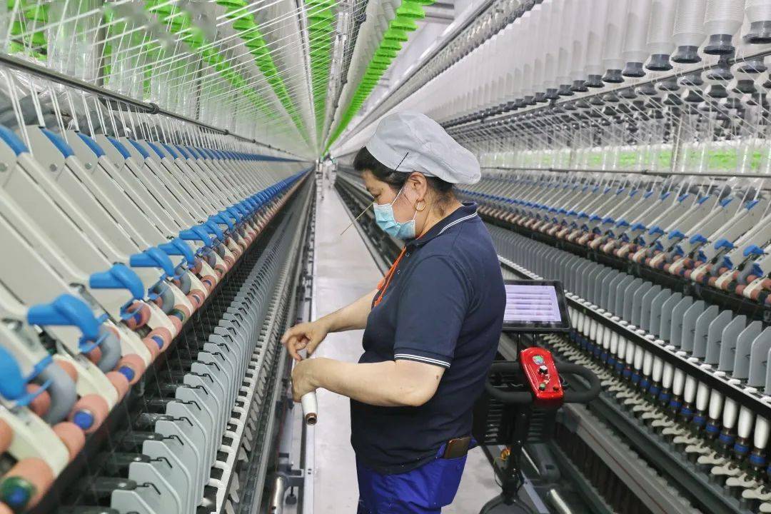 万锭用工少于10人 全国首个"智慧纺纱工厂"全面达产 为中国纺织业的高