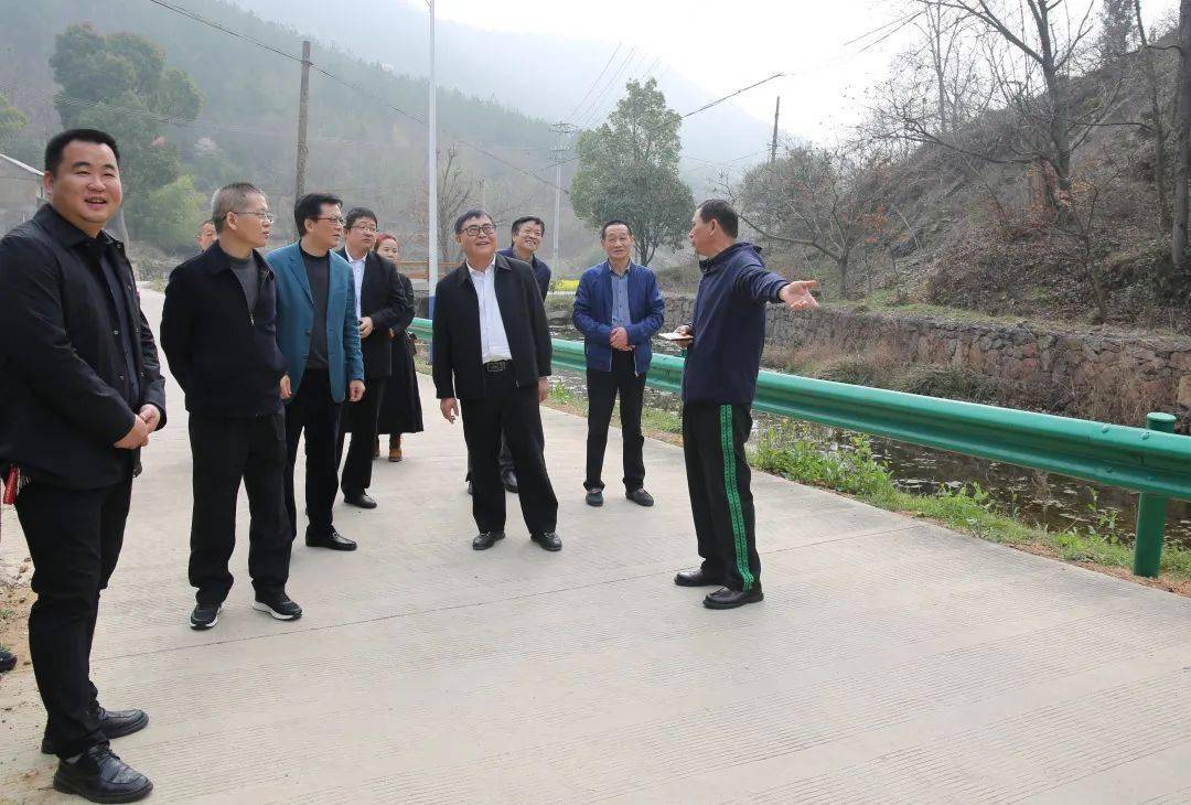 铜陵市市政建设有限公司党支部在枞阳县白梅乡柳峰村开展"送温暖,送