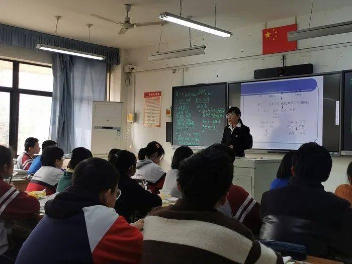 3月8日,人民日报客户端报道了章丘中学副校长明玲保的教育故事,明玲保