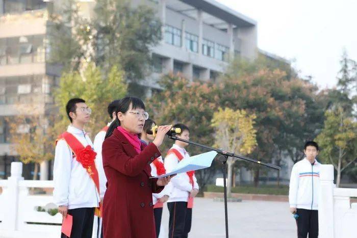 3月6日下午,见到明玲保时,她正在给章丘中学高一级部的班主任老师做
