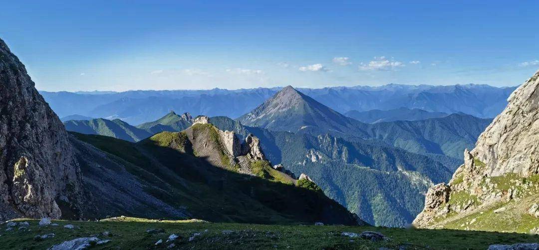 "今年已经是第四个年头了,我们组织党员群众280余人,围绕孟日神山开展