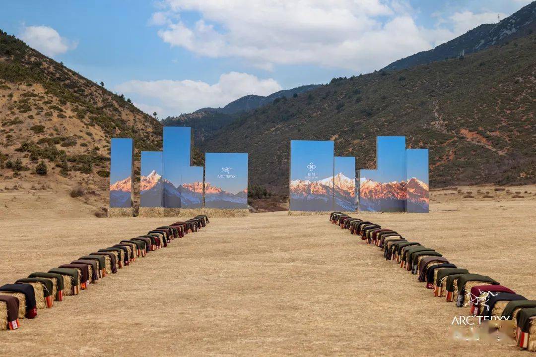 由乐队「重塑雕像的权利」鼓手黄锦制作的音乐响起,小牦牛一愣,往后退