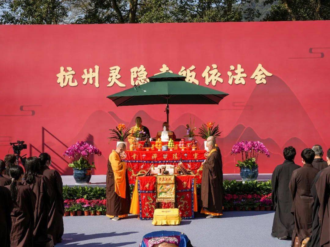 杭州灵隐寺举行皈依法会,礼请灵隐寺方丈光泉大和尚为信众传授三皈依