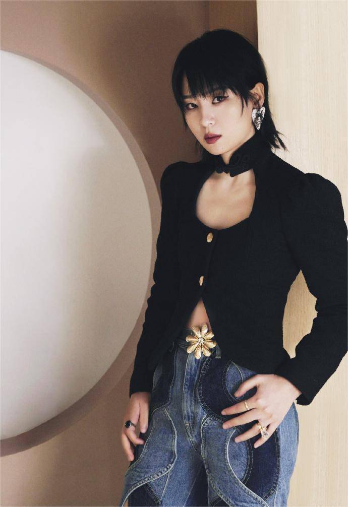 周笔畅镂空牛仔裤造型个性玩味 丝绒上衣露出锁骨难掩女性魅力_lonely