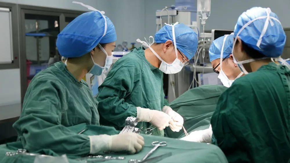 "疝气",俗称"滑肠气""小肠气""梭肠气" "小肠串气""气蛋""脱(漏)肠"