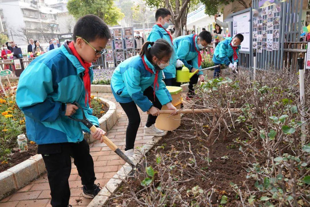 同学们正在用果蔬转化的肥料进行施肥桂林市委常委,政法委书记周卉在