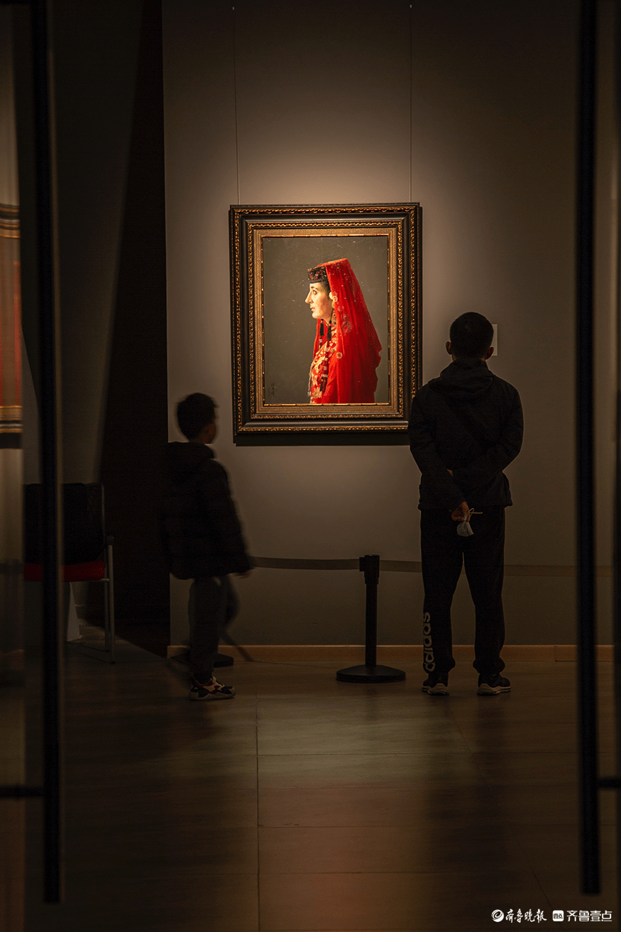 周末，浩瀚年轻人打卡美术馆国际双年展