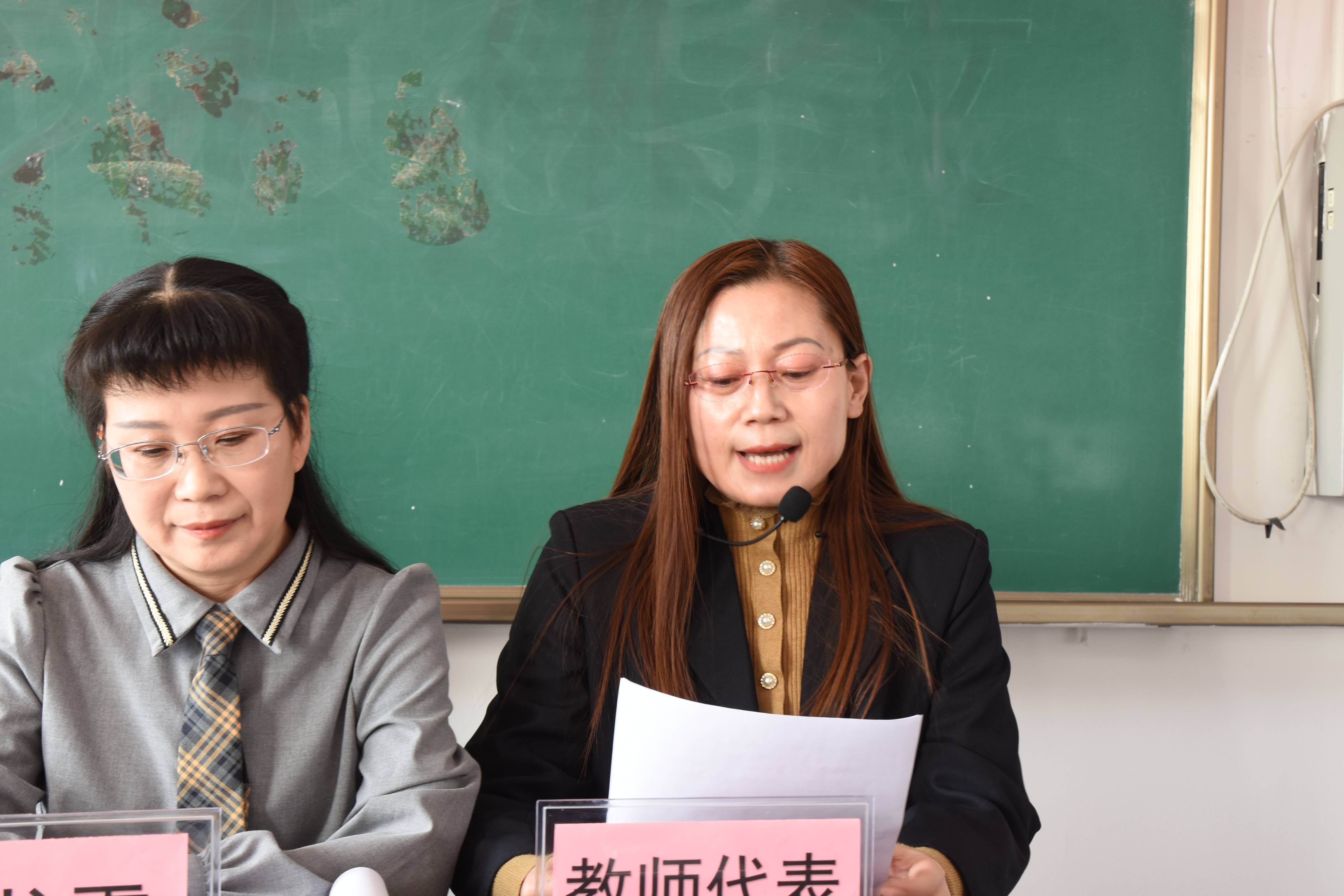 教师代表李美霞表决:我们要学习老教师成功的教学方法和先进的教学