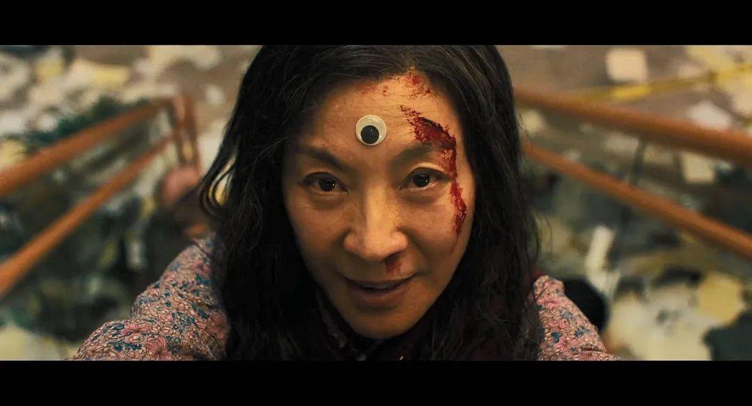 就像《瞬息全宇宙》里,一次次让秀莲失望后黑化的女儿,她渴望的归宿是