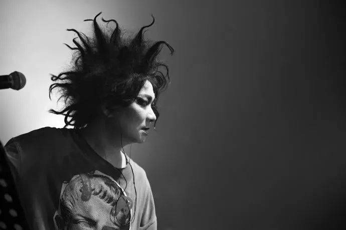 乐队主唱 陆炎乐队吉他手 谭超他们说——"白纸扇会带有一点国风的