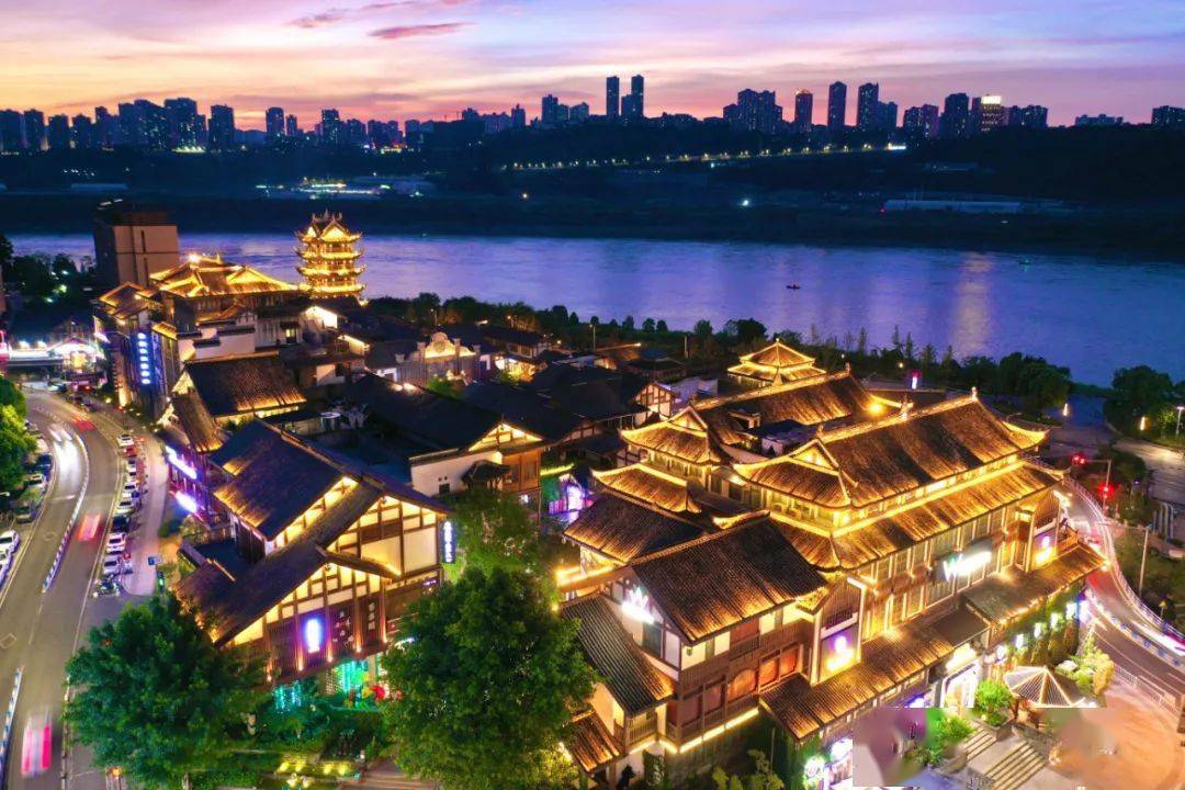 白天赏花,夜晚不如来看看西流沱小镇的灯火璀璨.
