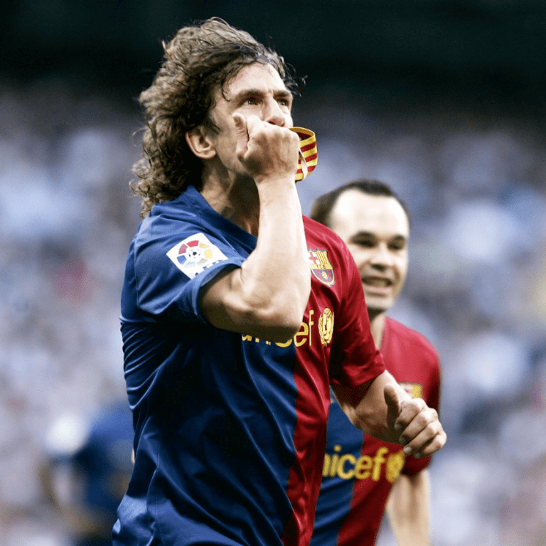 终场哨响,巴萨5-0大胜对手,皮克向球迷展示了他经典的"五指山"手势.