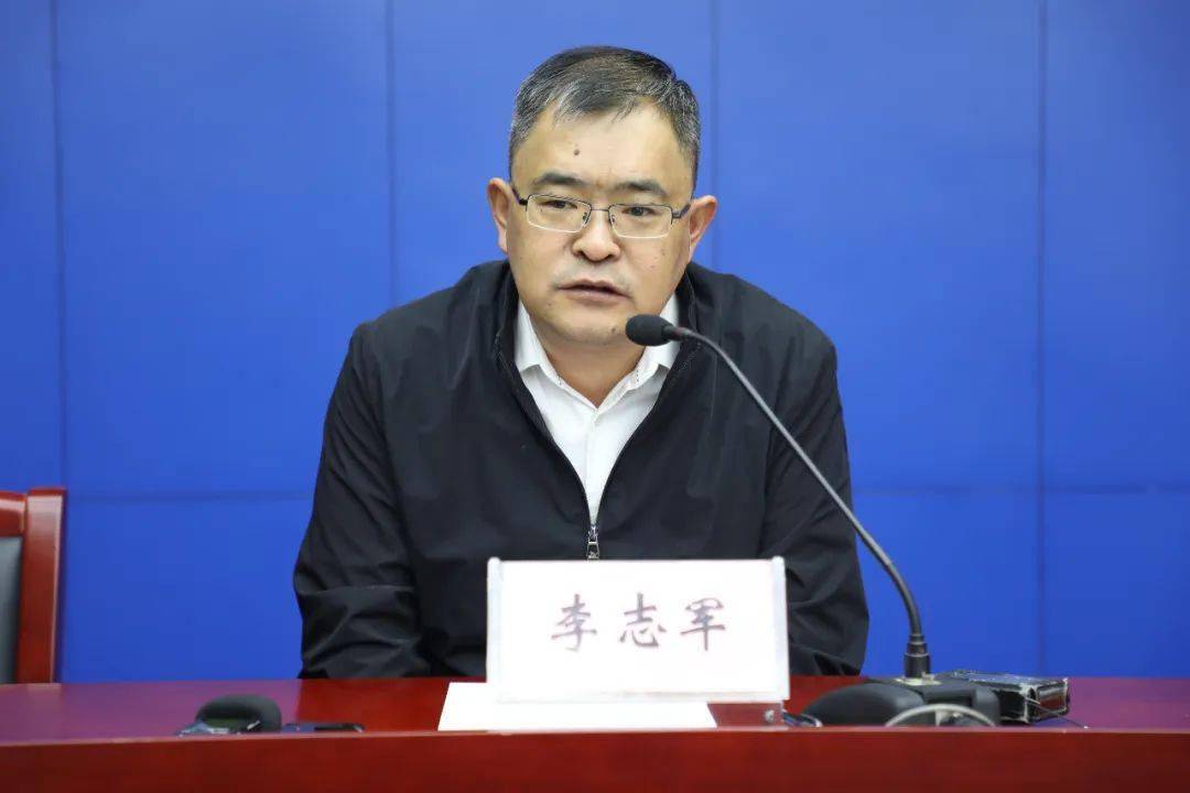 下面,请市生态环境局综合处处长李志军介绍情况.