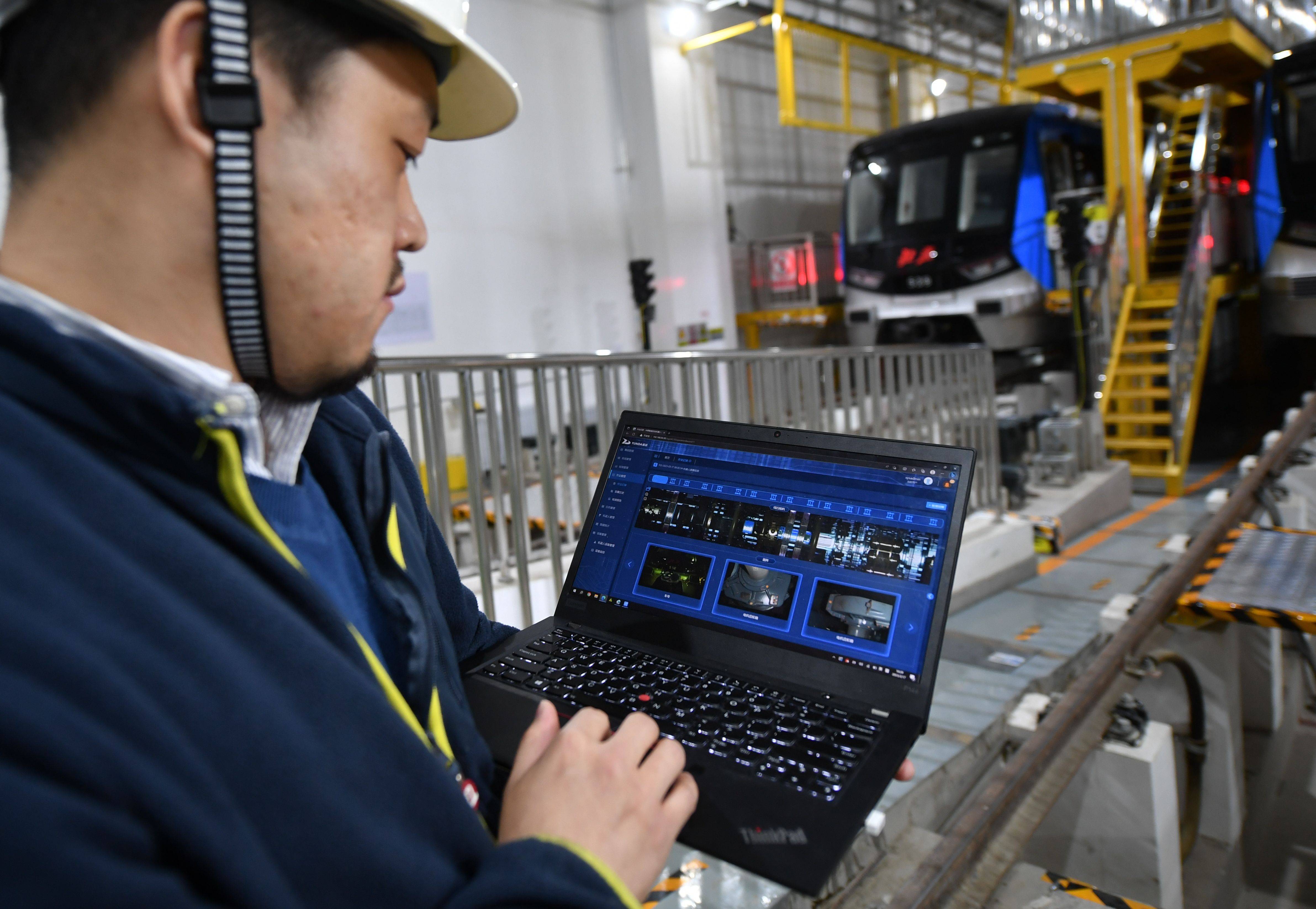 京港地铁率先试点应用列车智能巡检机器人_进行_检测_检修