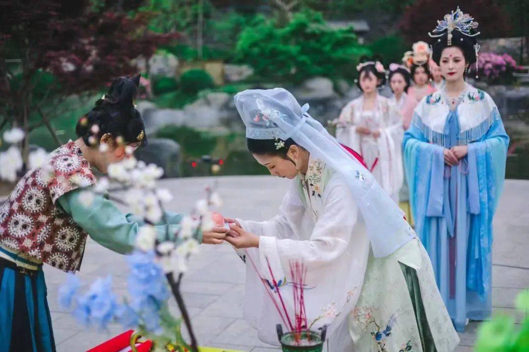 百花过生日的花朝节自春秋始,至唐宋,风俗渐多,从春日游赏,插花,簪花