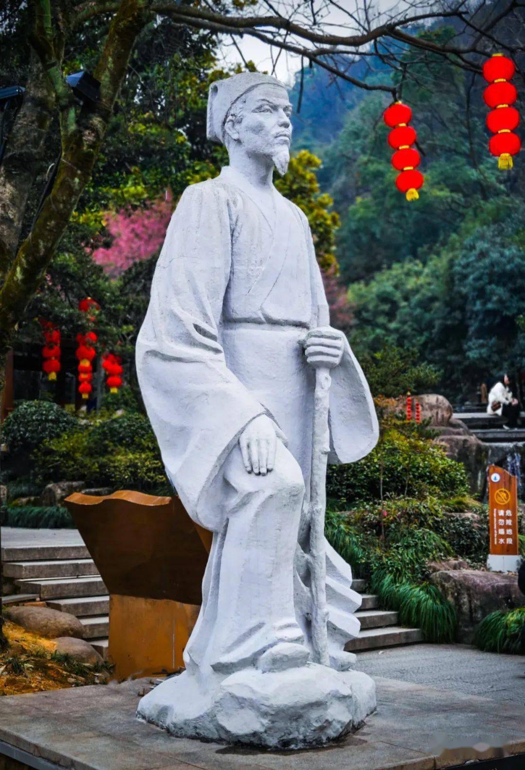 旅行家徐霞客塑像往 期 回 顾74上饶广信:茶亭高潭松坪包家掠影74