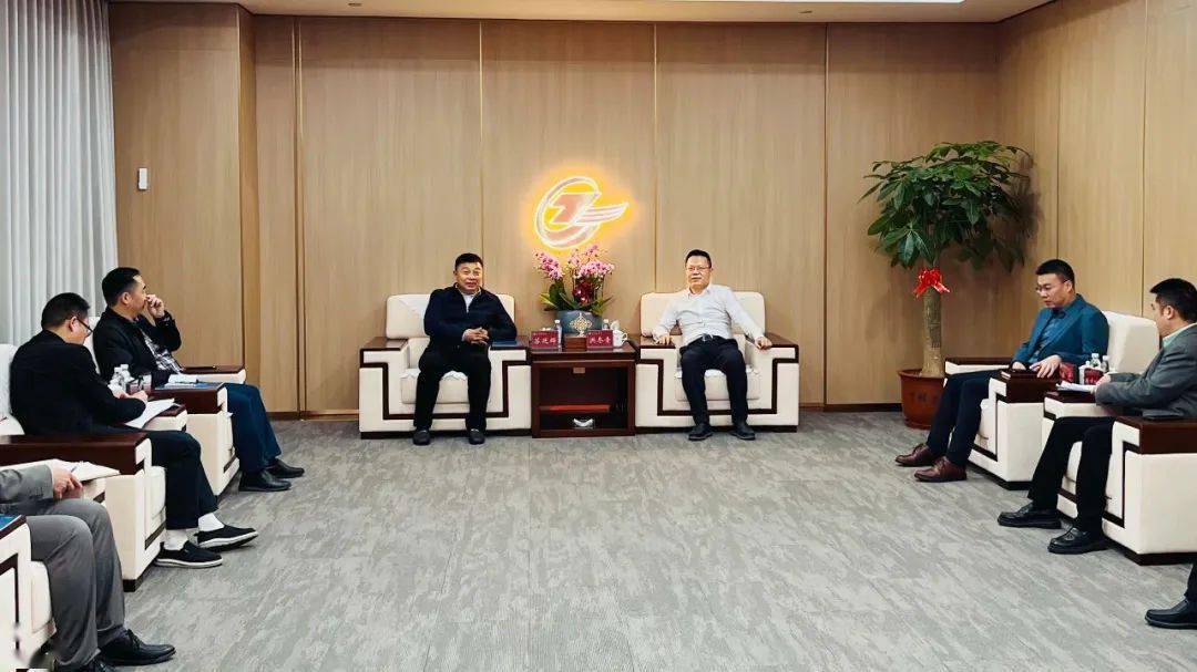 泉州交发集团党委书记,董事长洪冬青对苏延辉一行的来