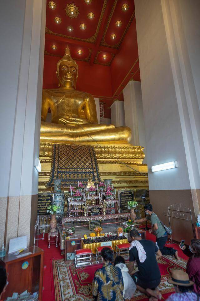 缅甸入侵中毁灭的寺庙,如今大佛贴金重新建庙,规模宏大很唬人_佛像