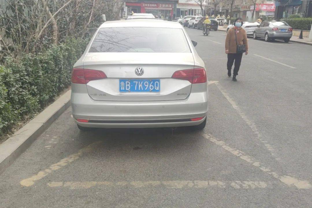 罚款100元违法地点:通济街违法时间:3月17日违法车牌号:鲁b099w0处罚