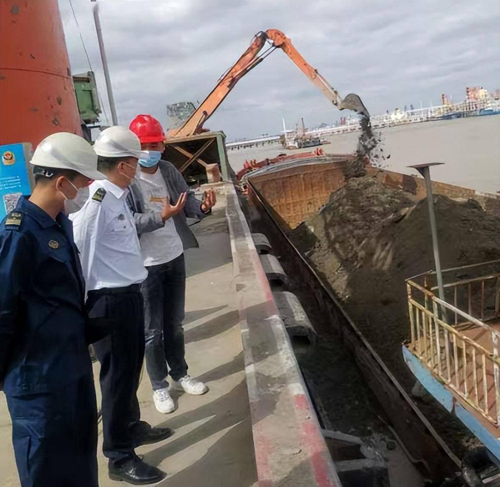 浦东海事局全力保障辖区渣土船运安全_船舶_码头_服务