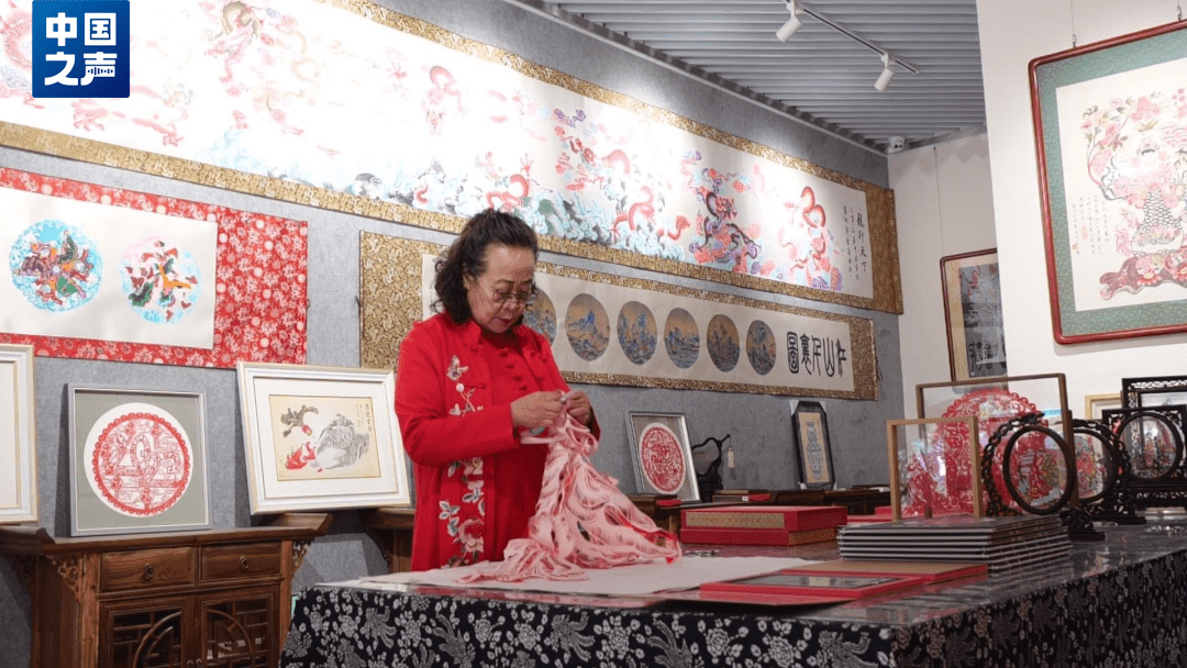 她在做一种很新的剪纸_周淑英_蔚县_传承