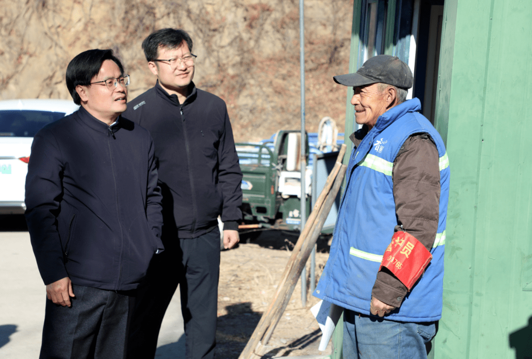 叶大华一行首先来到大榆树镇下屯村防火点,向护林员详细了解了森林