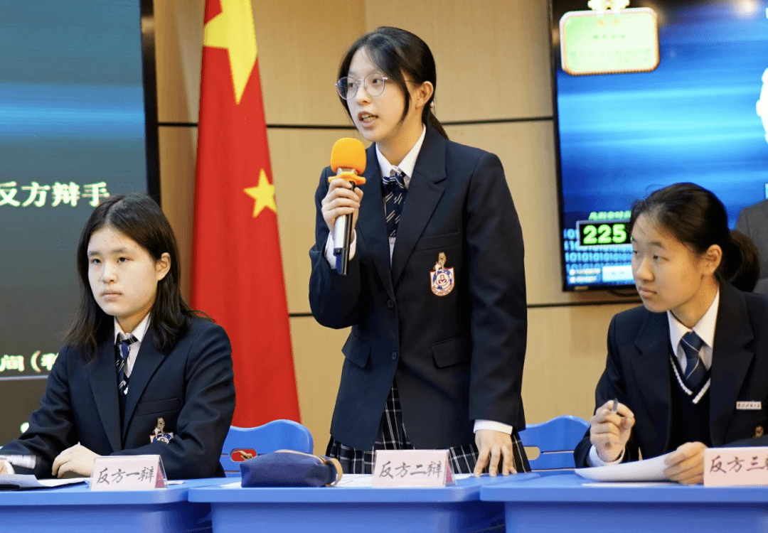颁奖大会上,上海市建平中学与南洋模范中学辩论队的同学们为观众带来