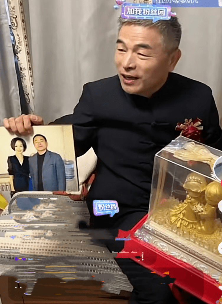 《失孤》原型郭刚堂儿子大婚,刘德华委托导演前来祝贺,鲁豫赠黄金玩偶