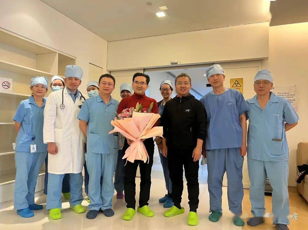 潘湘斌院长与和睦家手术团队术后合影和睦家心脏中心二尖瓣的微创介入