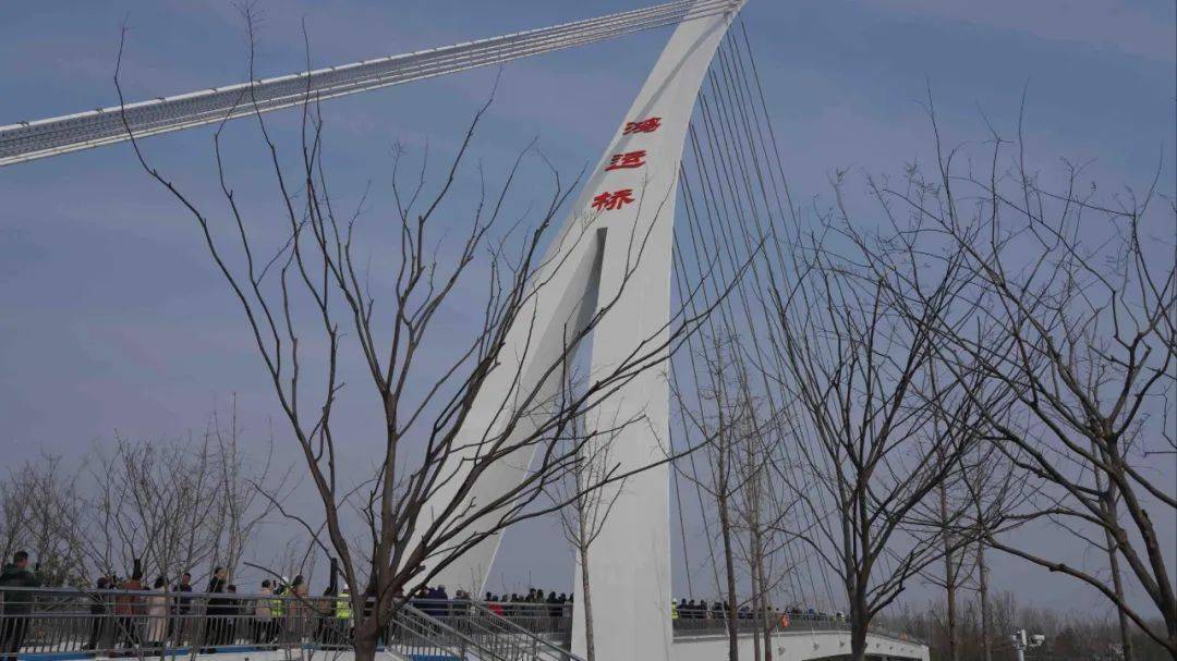 鴻運橋位於宿遷閘東側,南連運河灣公園,北接運河灣半島公園,跨越古