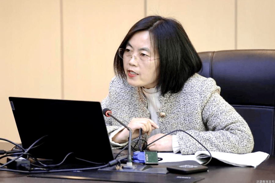 交流会上,威海高新区沈阳路小学校长丁莉莉作了《"双减"背景下学校高