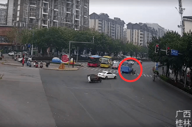 夫妻同个地点先后闯红灯,一个撞上大巴,一个撞上兰博基尼_吕某骑_女子_早报