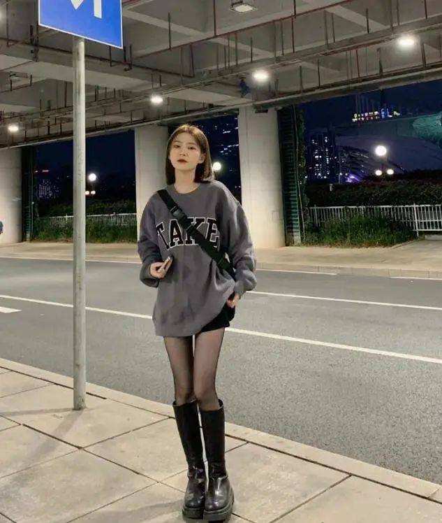 收起你的裤子吧,今年流行"光腿"穿卫衣!回头率高还洋气显瘦