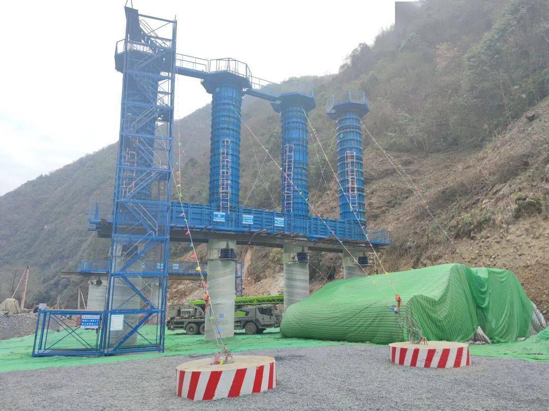 保证缆风绳锚固稳定避免施工过程出现误碰混凝土配重块在底部设置直径