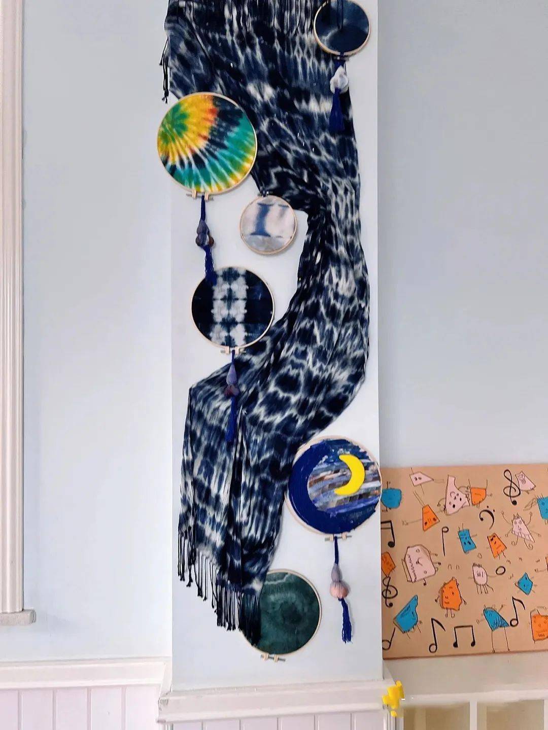 让平淡无味的白墙充满生机构成一组墙面扎染装饰搭配制作工艺不同的