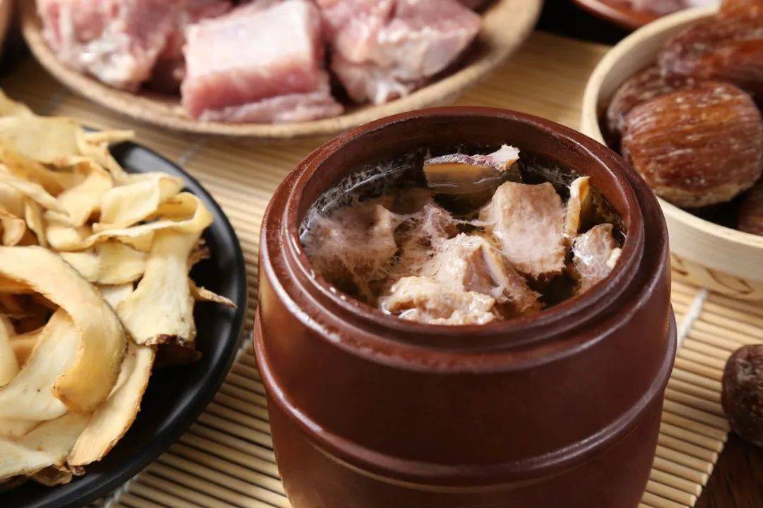 温补性食物有羊肉,牛肉,鸡肉,狗肉,鹿茸,腰果,核桃,韭菜等.